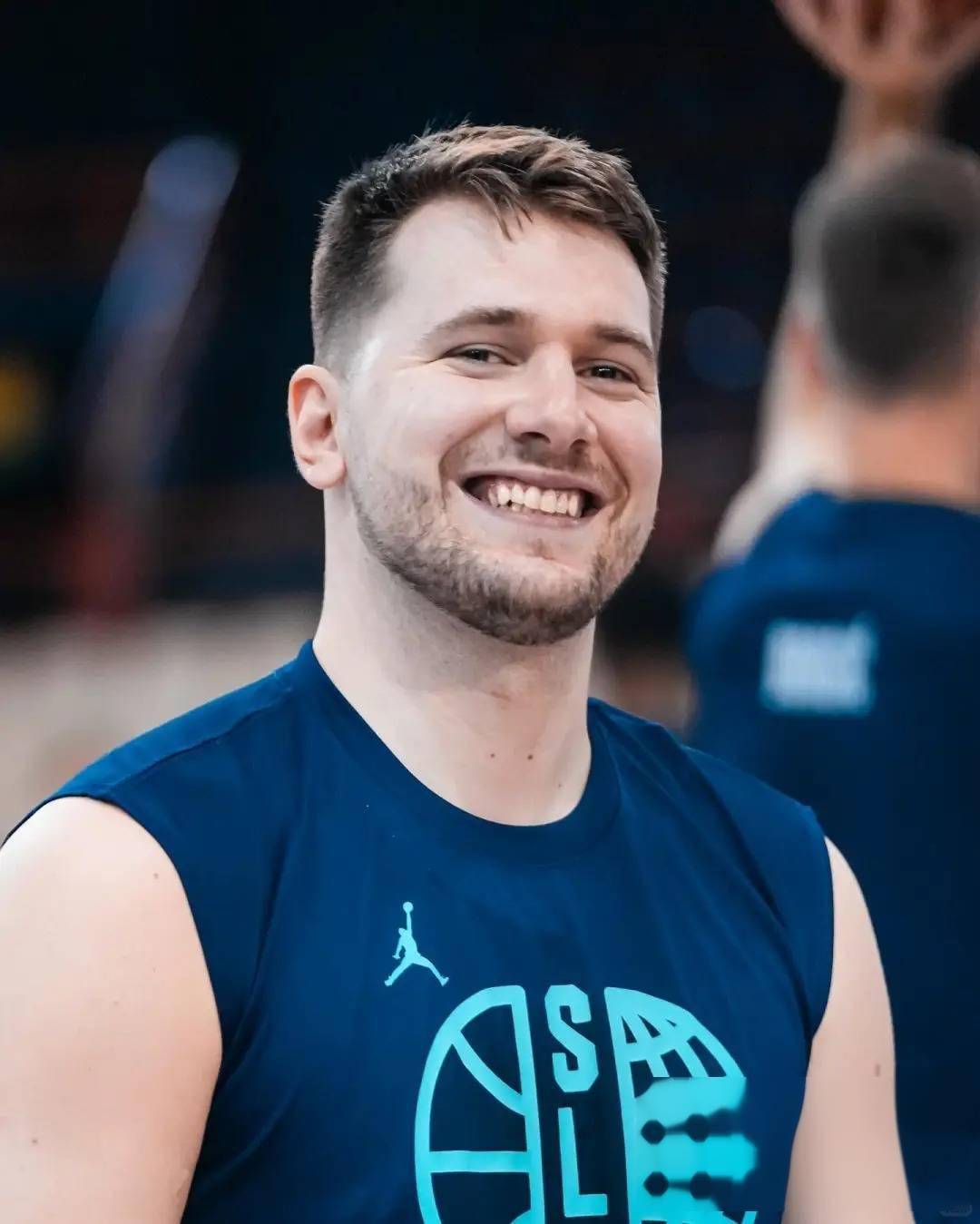 九游体育APP-险胜引发热议！，东契奇在独行侠比赛中出色防守再创辉煌时刻(东契奇遭驱逐独行侠大胜骑士)