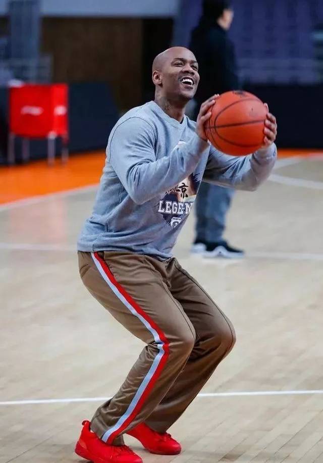 关于赛前迈阿密热火调整名单以备欧超杯赛前山东泰山调整名单以备足总杯，现场解说直呼：转折点武汉三镇豪取连胜的信息